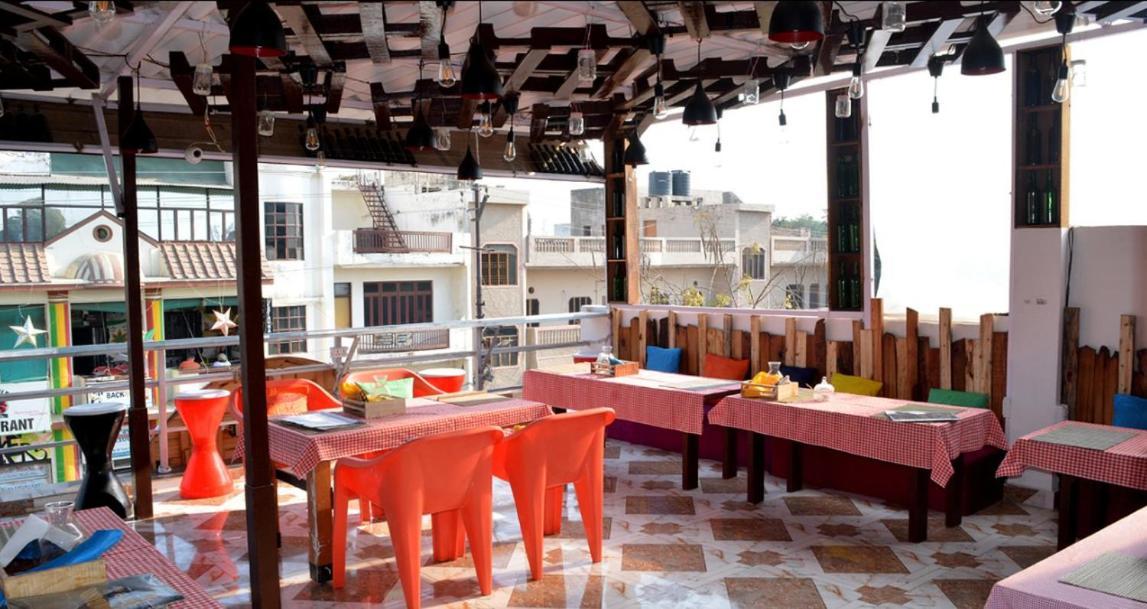 Travel Monkey Hostel Агра Экстерьер фото