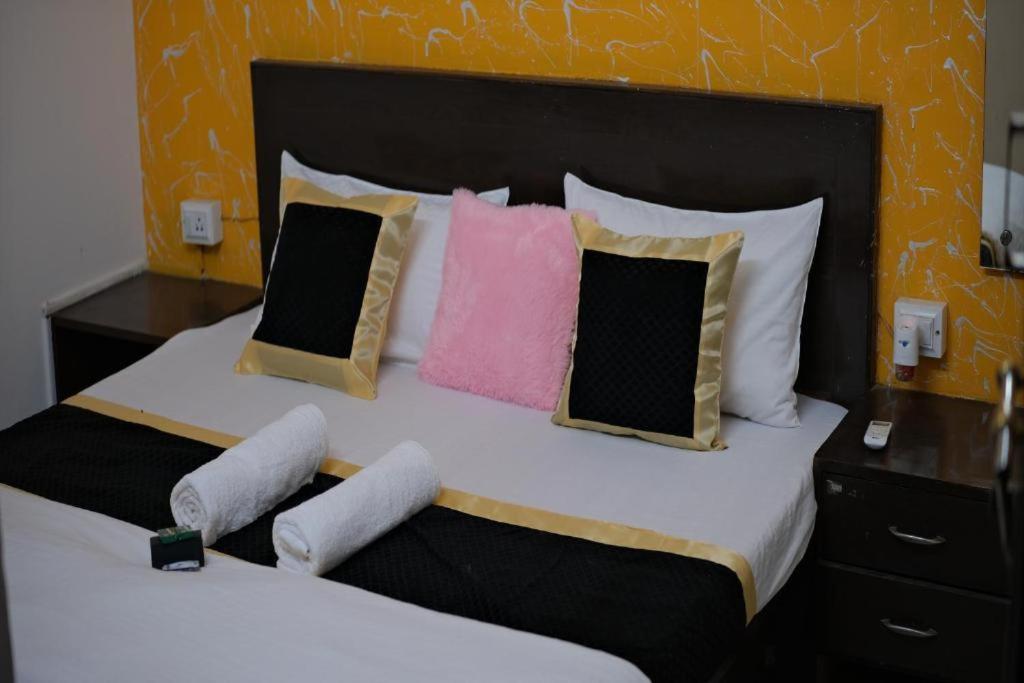 Travel Monkey Hostel Агра Экстерьер фото